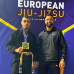 Les deux coachs de l’académie de Jiu-Jitsu, Naim Mojahed et Abderrahman Zekhnini, debout côte à côte, symbolisant la passion et l’expertise en Jiu-Jitsu brésilien.